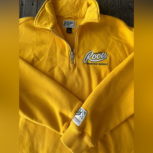 Roots Zippered Crewneck, size medium. EUC. - Picture 3 of 4